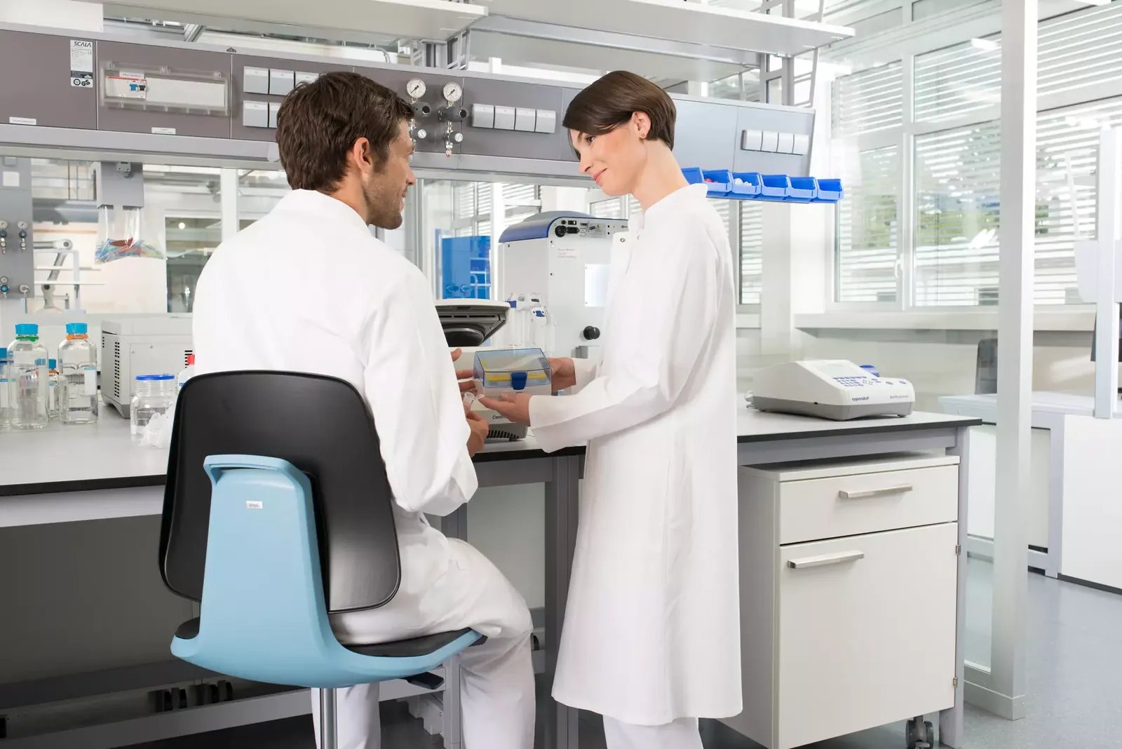 Professionnels travaillant au laboratoire sur des sièges BIMOS LABSIT