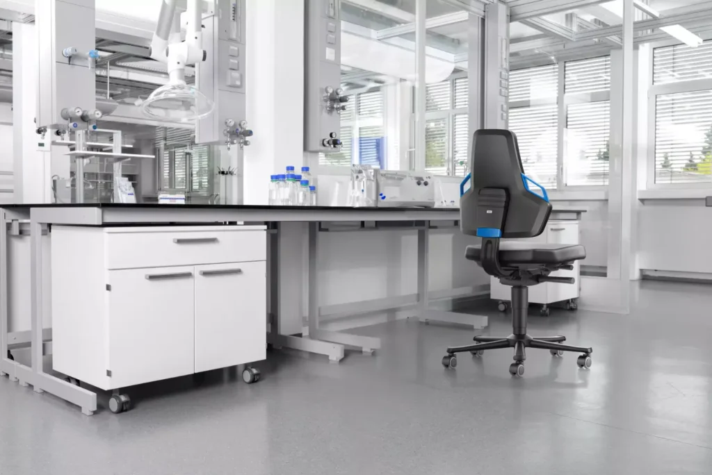 Siège BIMOS NEXXIT à roulettes devant une paillasse de laboratoire